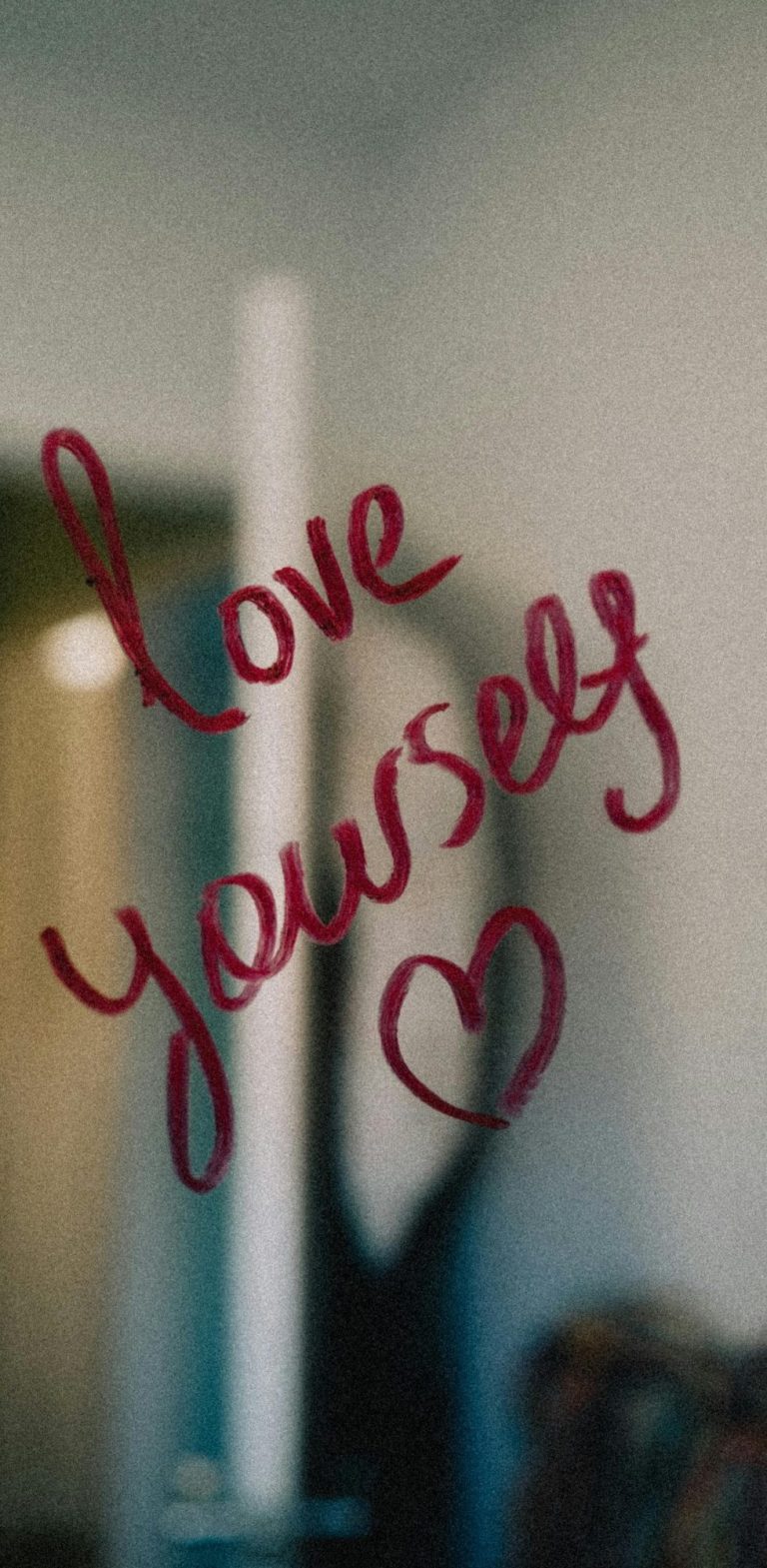 In roter Schrift steht "love yourself" mit einem Herz daneben.